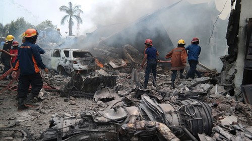 141 people died in Indonesia military plane crash  - ảnh 1